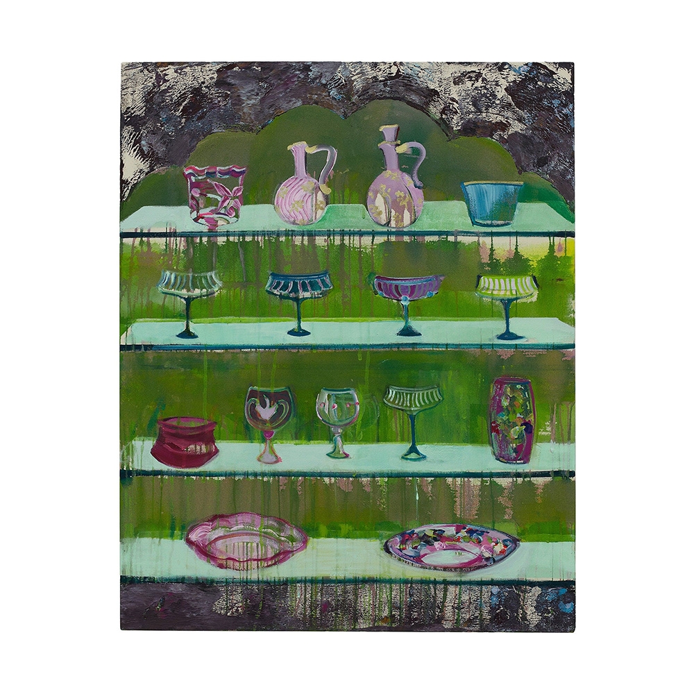 緑色の棚にカラフルなガラス製品が並んだ絵。様々なカップ、花瓶、皿が描かれており、背景はテクスチャーのある抽象的な模様になっている。
