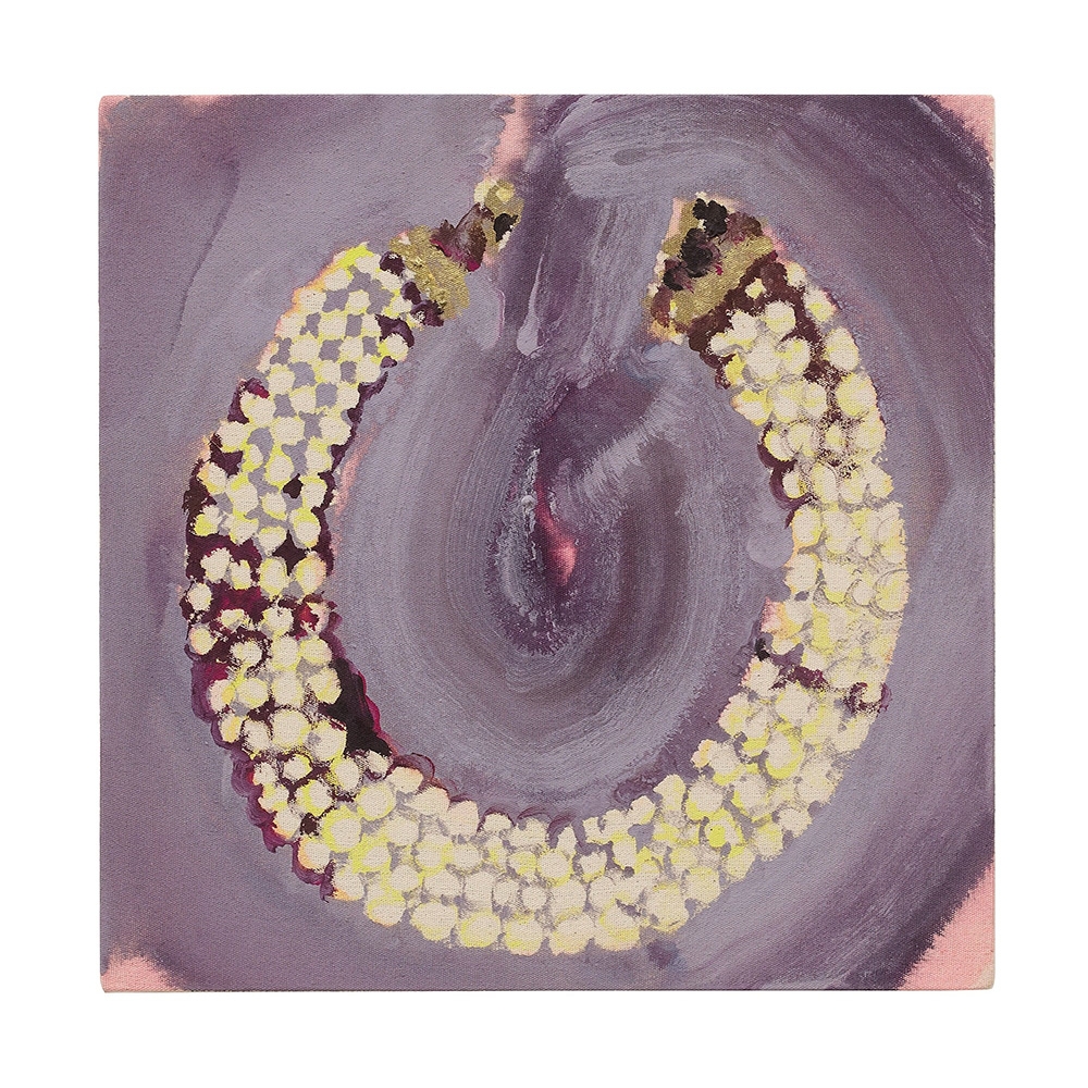 渦巻く紫とピンクの背景に、白と黄色の点々で描かれた真珠のネックレスの絵。