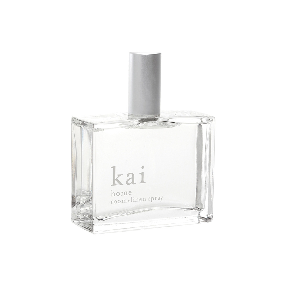 銀色のキャップがついた「kai home room-linen spray」の透明なガラスボトル。