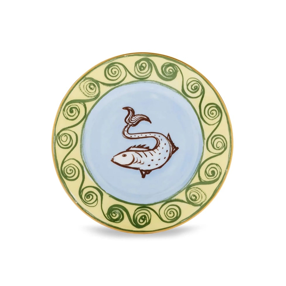 中央に魚のイラストがある陶器の皿。黄色い縁取りに緑色の螺旋模様が描かれている。