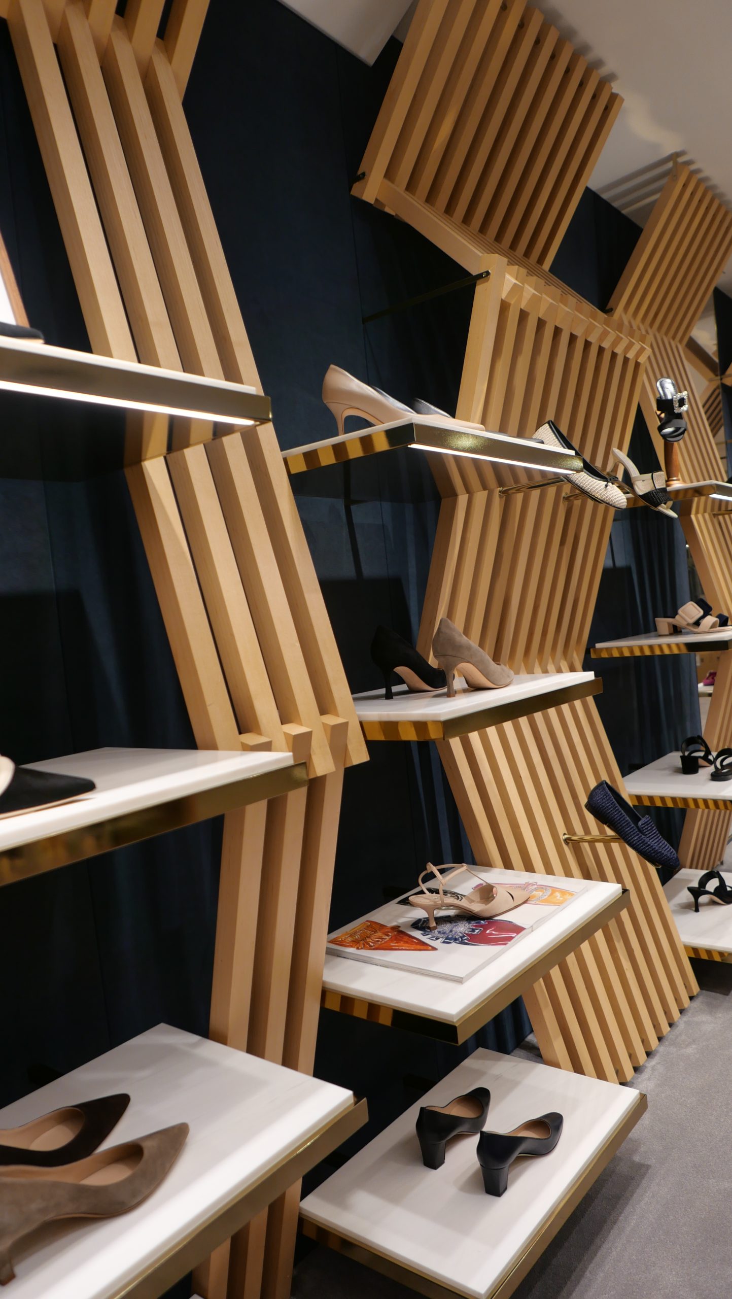 美しい靴を求めて：マノロ ブラニクの魅力｜ファッションライターLulu