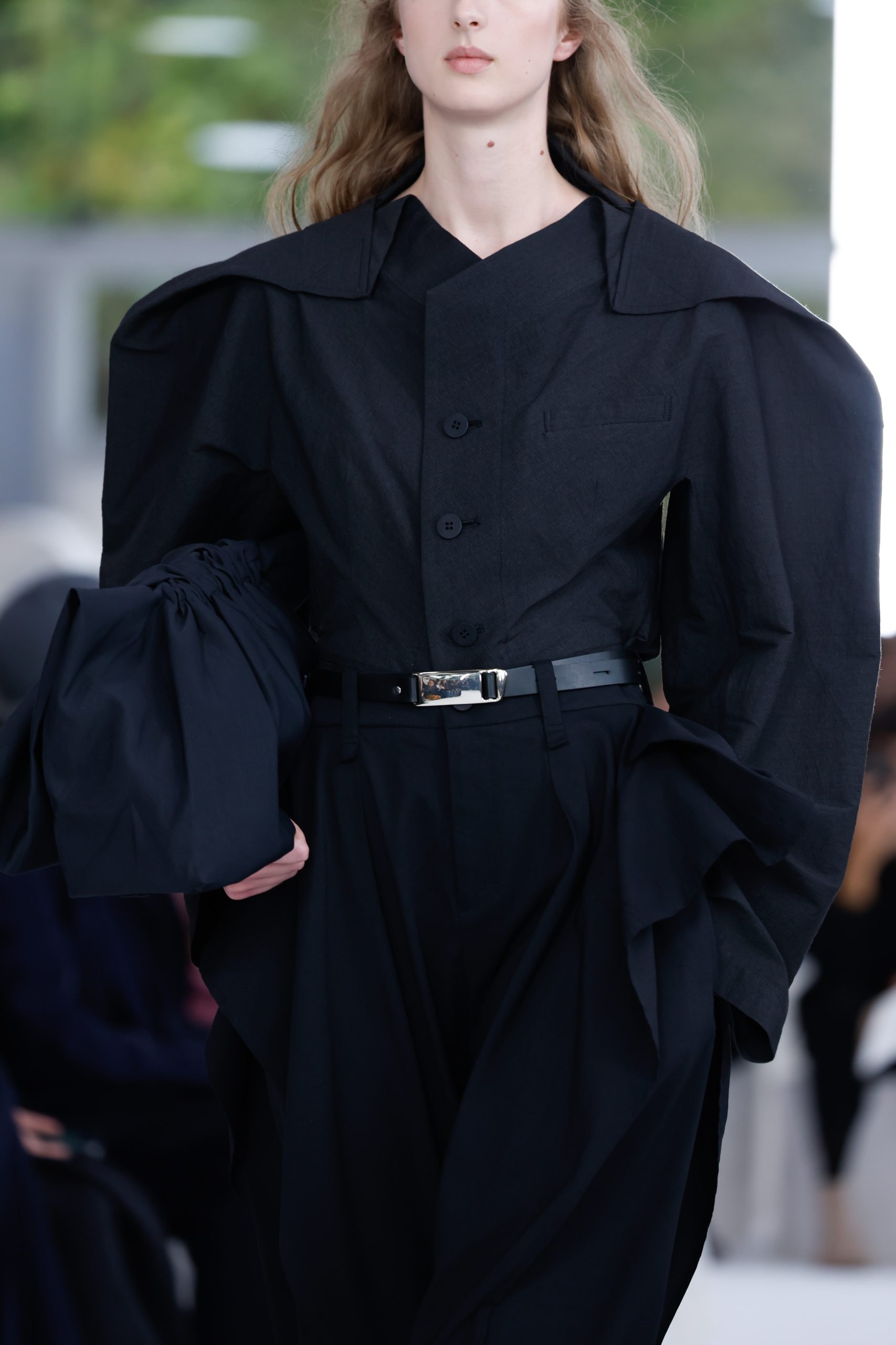 ISSEY MIYAKE 2025春夏コレクション：和紙の美しさに魅せられて