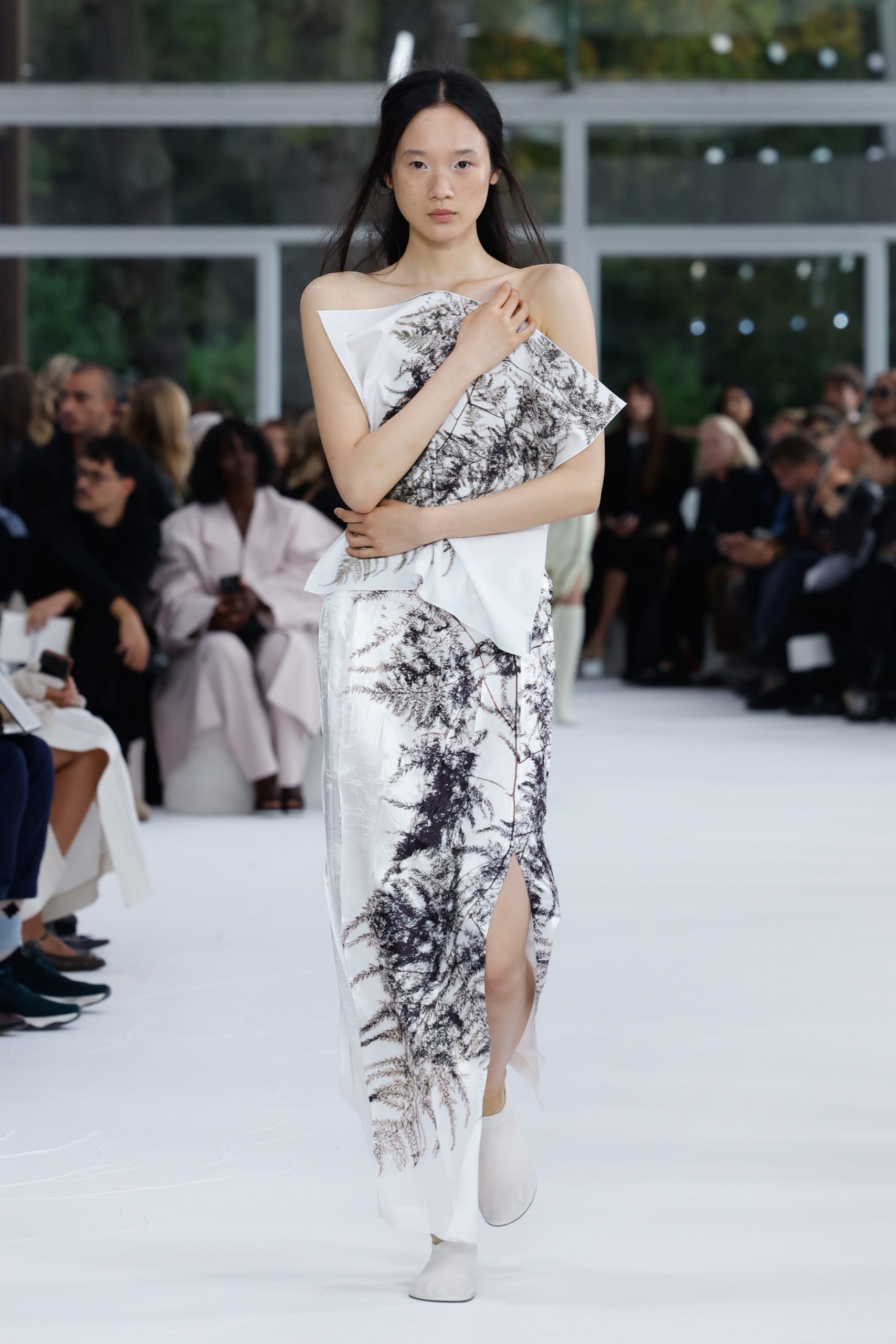 ISSEY MIYAKE 2025春夏コレクション：和紙の美しさに魅せられて