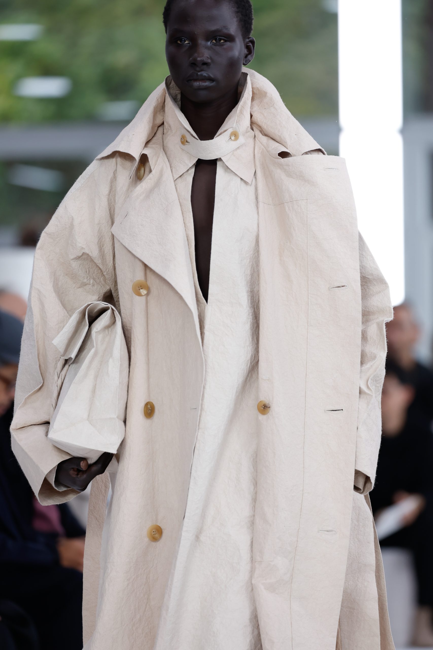 ISSEY MIYAKE 2025春夏コレクション：和紙の美しさに魅せられて