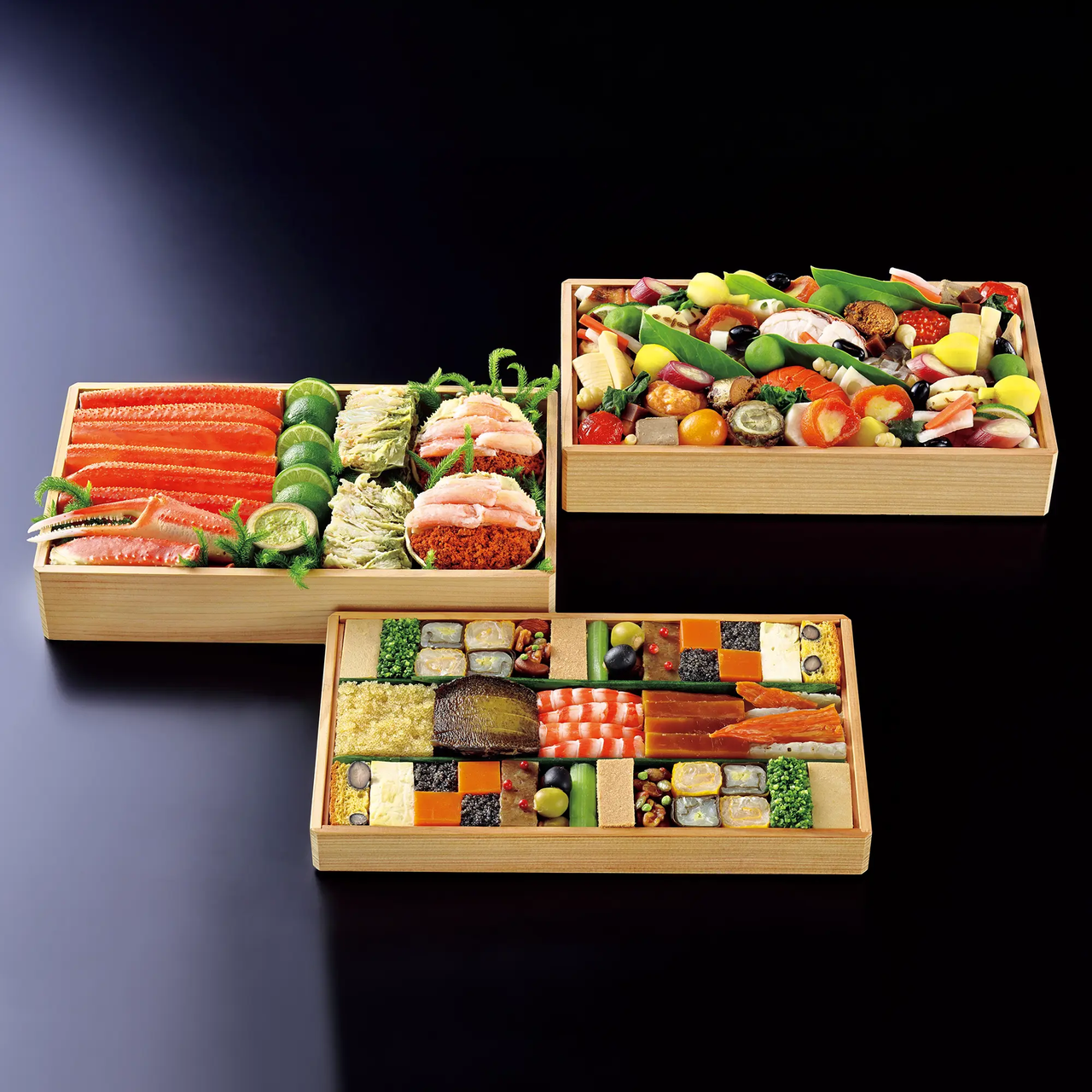「和久傳 白楊肴 三段重 」。寿司や魚介類、野菜など、さまざまな日本の珍味が詰められた3つの重箱が、黒い台の上に整然と並べられている。