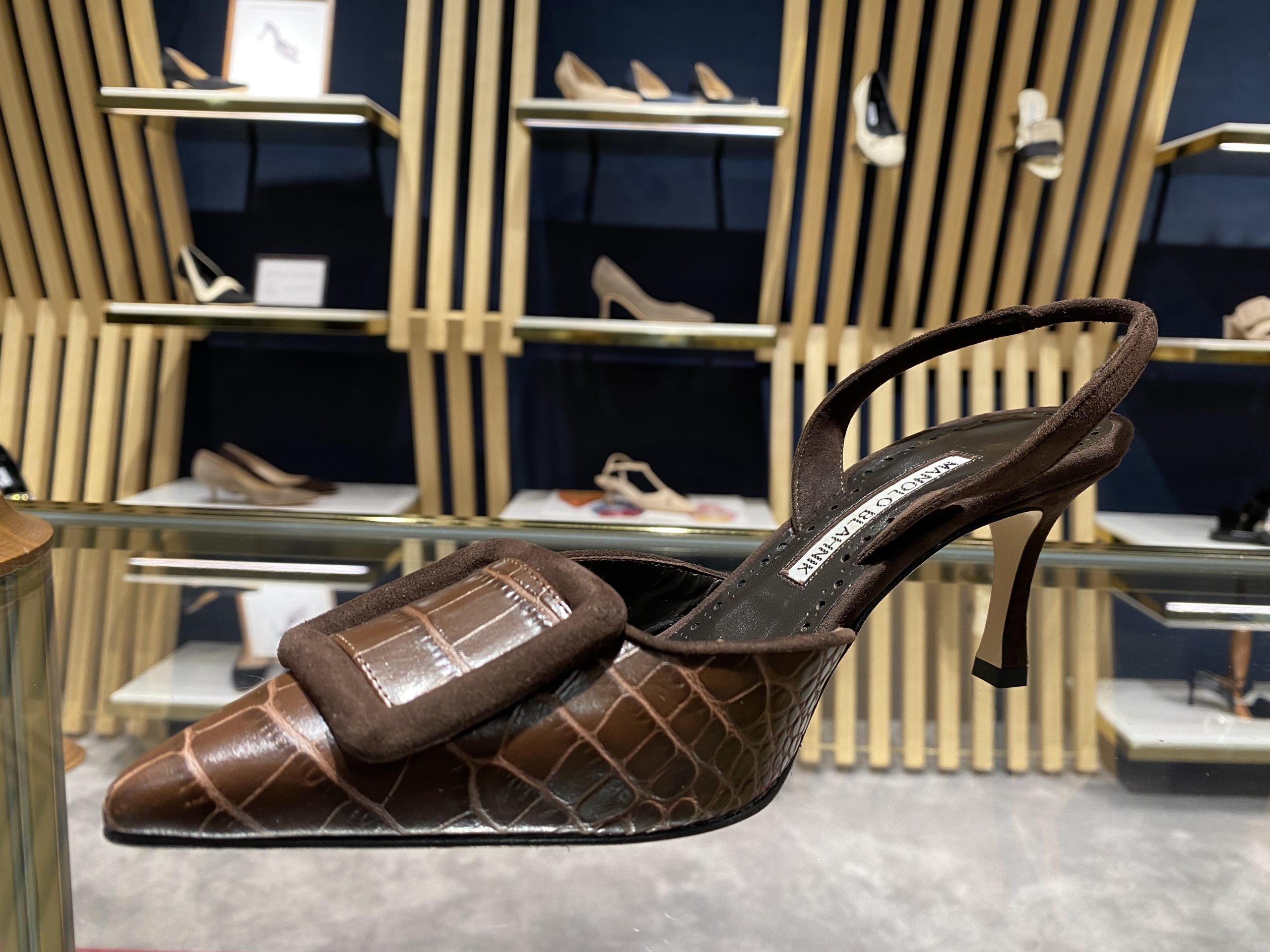 新品♡マノロブラニク　ハンギシフラット　ブラウン マノロ ブラニク24年夏メンズサンダル、クロスストラップやバックル